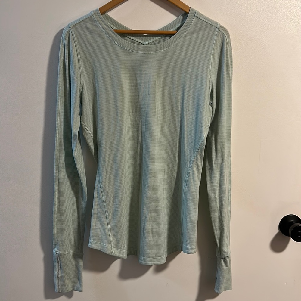 lululemon long sleeve ruched back top with finger holes & reflective detail